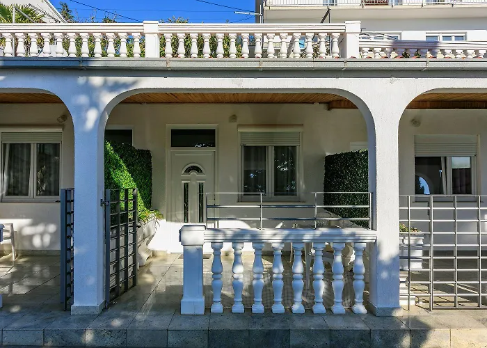 Charmantes Nur 50 Meter Zum Mit Privater Terrasse, Meerblick, Parkplatz *