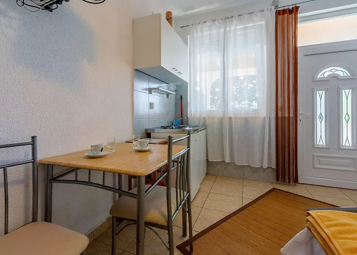 Charmantes Nur 50 Meter Zum Mit Privater Terrasse, Meerblick, Parkplatz