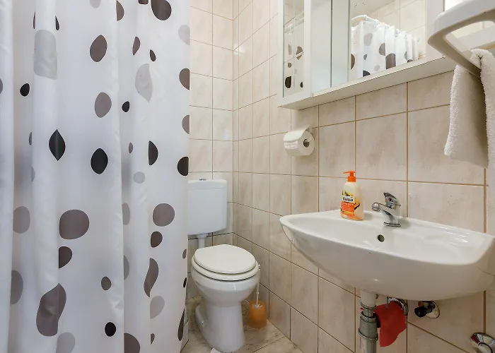 Charmantes Nur 50 Meter Zum Mit Privater Terrasse, Meerblick, Parkplatz