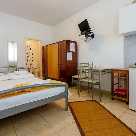Charmantes Nur 50 Meter Zum Mit Privater Terrasse, Meerblick, Parkplatz Apartman