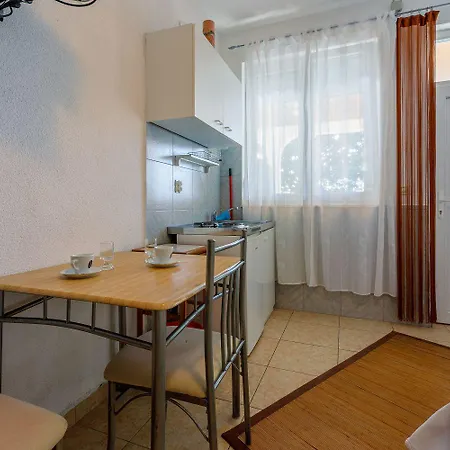 Charmantes Nur 50 Meter Zum Mit Privater Terrasse, Meerblick, Parkplatz